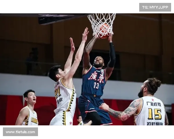 一度落后17分！广厦次节轰出一波15-3半场41-46广东